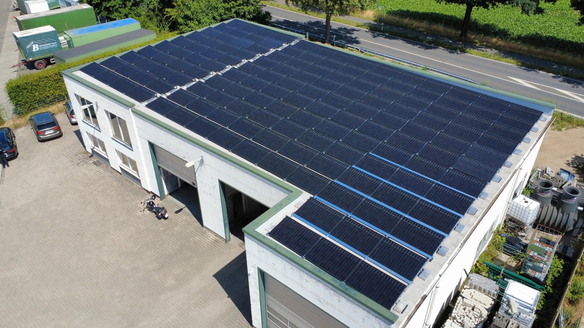 Großflächige Solarinstallation